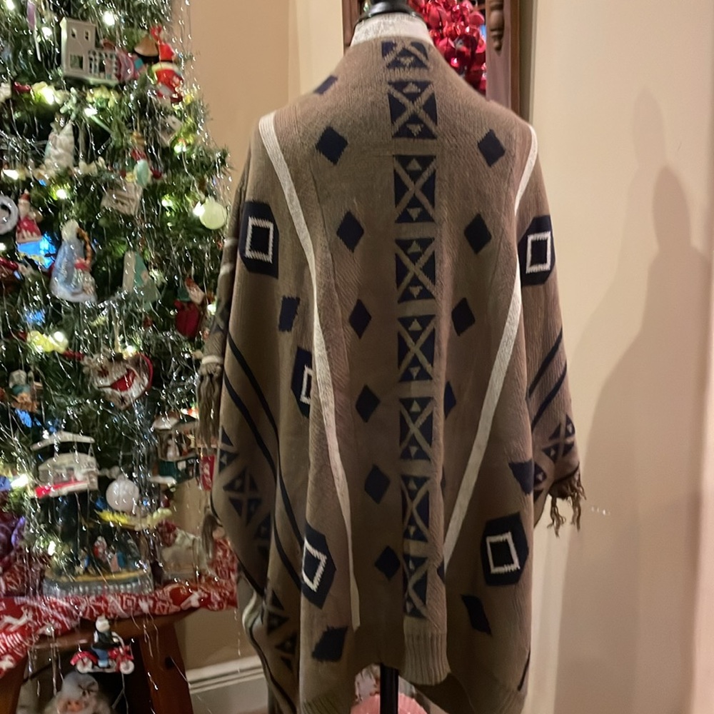 Very J women’s Small Boho Poncho Cover-Up, Southwestern Vibe, Tribal pattern - Picture 3 of 16